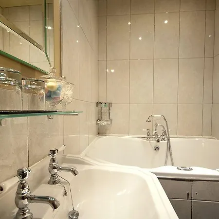 Whitley Hall 4*